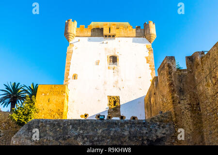 Mur de château blanc ancienne médina d'Asilah ville dans un océan Atlantique od au Maroc Banque D'Images