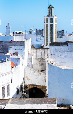 Belle vue de couleur blanche medina o la ville de Tétouan, Maroc en Afrique Banque D'Images