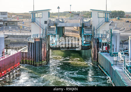 Texel, aux Pays-Bas, le 21 juillet 2018 : la rampe d'entrée dans le port feery vu depuis un ferry qui vient de partir pour la ville de Den Helder sur l Banque D'Images