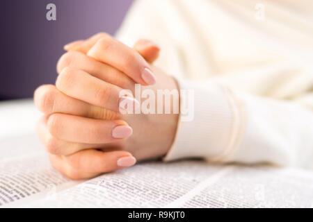 Méconnaissable woman reading gros livre - Sainte Bible et prier. Christian l'étude des écritures. En étudiant la bibliothèque du collège de la préparation aux examens. Lear Banque D'Images