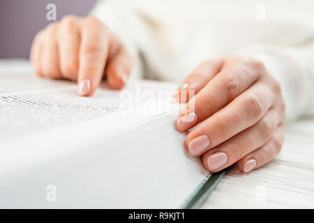 Méconnaissable woman reading gros livre - Sainte Bible et prier. Christian l'étude des écritures. En étudiant la bibliothèque du collège de la préparation aux examens. Lear Banque D'Images