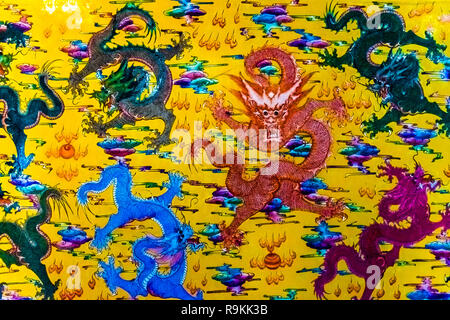 Dragons peint sur un mur dans un mystérieux temple de Trang au Vietnam Banque D'Images