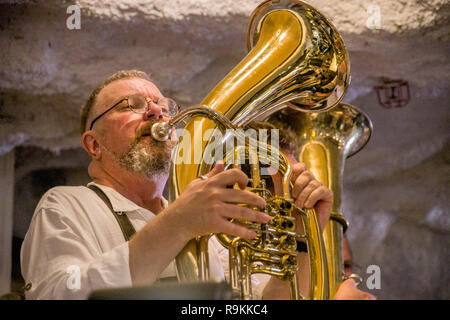 Décoré dans des costumes, un joueur de tuba en allemand brass band se produit à un festival de la bière allemande à Huntington Beach, CA. Banque D'Images