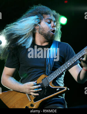 Claudio Sanchez avec Coheed & Cambria produisent en concert à la Réunion Mondiale 2006 Festival au Parc du Bicentenaire à Miami, Floride le 18 mars 2006. Banque D'Images