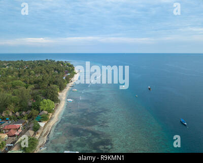 Lever du soleil sur l'est de la lumière sur la plage de Gili Air Banque D'Images