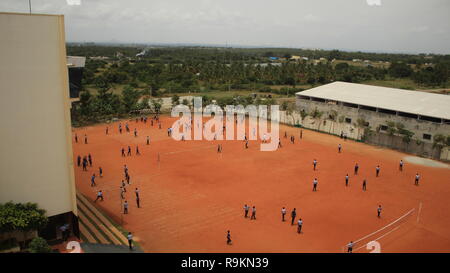 Les élèves font du sport dans l'aire ouverte à Excel Public School à Mysore Banque D'Images