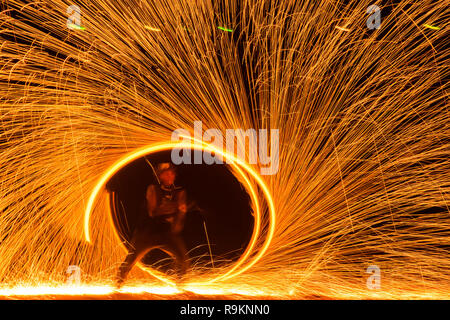 Circle Fireshow à plage de l'île de Koh Lanta en Thaïlande Banque D'Images