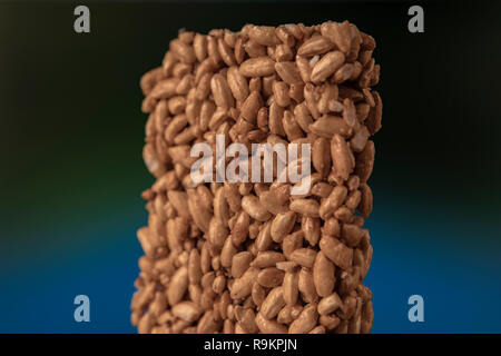 Kozinaki Bonbons fabriqués à partir de graines de tournesol et de sucre caramel sur fond sombre Banque D'Images