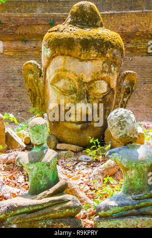 Ancienne statue de Bouddha Thaï Wat Umong temple à Chiang Mai en Thaïlande Banque D'Images