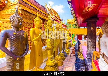 Bouddhas d'or de Wat Phra That Doi Suthep temple à Chiang Mai en Thaïlande Banque D'Images