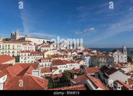 Lisbonne - Portugal. Vue aérienne du quartier historique d'Alfama du belvédère Banque D'Images