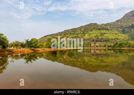 Montagnes sauvages se reflétant dans les eaux d'un lac près de Champassak au Laos Banque D'Images