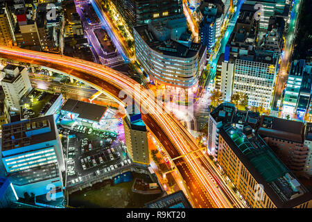 Concept d'affaires de l'Asie de l'immobilier et de la construction des sociétés modernes - vue panoramique sur les toits de la ville vue de nuit avec Expressway à Ikebukuro, Tokyo district Banque D'Images