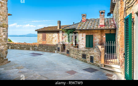 Passignano sul Trasimeno, village idyllique avec vue sur le lac Trasimène. L'Ombrie, Italie. Banque D'Images
