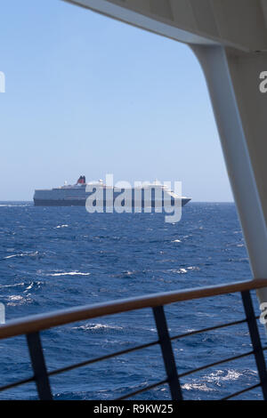 Navire Cunard Queen Elizabeth voile Océan Atlantique au large du Portugal (photographié à partir de son navire jumeau, la reine Victoria) Banque D'Images