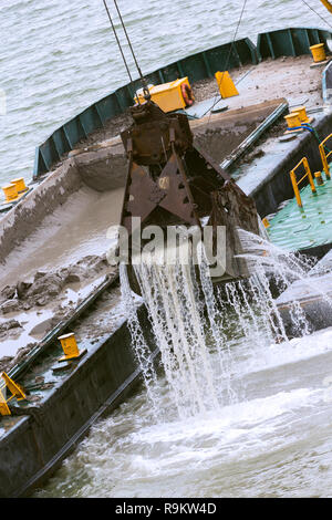 Les opérations de dragage. Le port d'Helsinki Finlande Banque D'Images