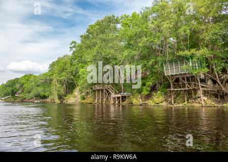 Les quais et les structures sur Suwanneee River Bank à Rock Bluff, Gilchrist Count, Floride Banque D'Images