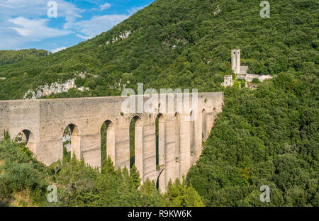 Ancien pont Ponte delle Torri' à Spoleto, près de Pérouse, Ombrie, Italie. Banque D'Images