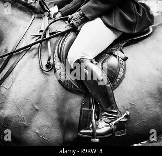 Rider bottes de chasse au début de l'Heythrop Hunt dans Chipping Norton, Oxfordshire le lendemain de Noël 2018. Banque D'Images