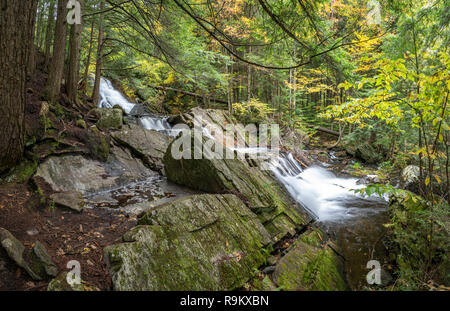 Cascade de chutes tonitruantes, Green Mountain National Forest, Woodstock, Vermont Banque D'Images