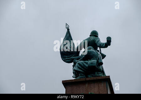 Sculpures en bronze de soldats de l'armée rouge à un mémorial à Dresde, Allemagne. Banque D'Images