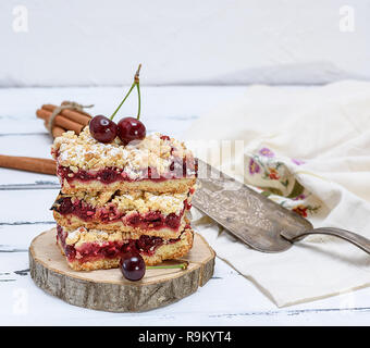 Pile de cake maison avec cherry, cuisson de la pâte friable, Close up Banque D'Images