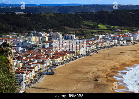 Paysage panoramique côte de l'océan Atlantique. Voir Nazare beach riviera (Praia da Lourinha) avec des rues de la région de Leiria, Portugal ville Banque D'Images