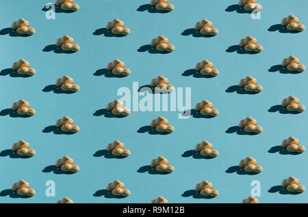 Modèle d'arachide avec ombres sur fond bleu lumineux. Mise à plat. Concept minimaliste. Banque D'Images