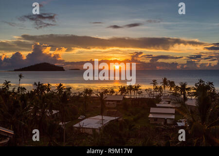 Tôt le matin, et le lever du soleil sur l'océan Pacifique à Mata-Utu village, la capitale de Wallis et Futuna territoire (Wallis-et-Futuna), Polynésie, Océanie. Banque D'Images