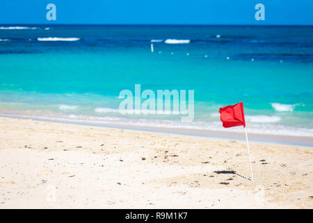 Drapeau rouge du panneau d'avertissement à l'interdiction de baignade Plage vagues Banque D'Images