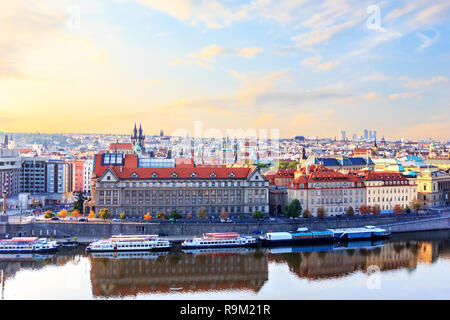 Vieille ville, l'Université Charles de Prague et la rivière Vltava aerial Banque D'Images