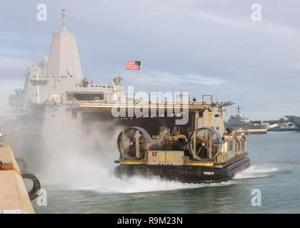 181124-N-PH222-1187 ROTA, ESPAGNE (nov. 24, 2018) des engins de débarquement, d'un coussin d'air (LCAC) 82, joint à l'unité d'assaut, 5 débarque le pont du coffre de la San Antonio-classe de transport amphibie USS dock Anchorage (LPD 23) dans la région de Rota, Espagne, 24 novembre 2018. Anchorage et entrepris 13e Marine Expeditionary Unit sont déployés dans le domaine de la sixième flotte américaine de la paix comme une force d'intervention de crise à l'appui de partenaires régionaux ainsi que de promouvoir les intérêts de la sécurité nationale des États-Unis en Europe et en Afrique. (U.S. Photo par marine Spécialiste de la communication de masse 3 classe Ryan M. Breeden/libérés) Banque D'Images
