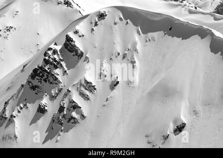 Corniche de neige en hiver dans le froid des montagnes journée ensoleillée. Montagnes du Caucase, région Chelyabinsk. Vue du haut du mont Musa. Achitara Lan aux tons noir et blanc Banque D'Images