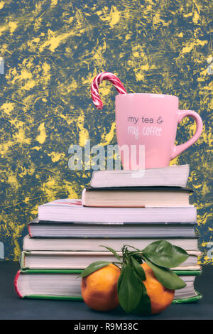 La vie toujours avec des livres en couleur rose et un mug avec l'inscription. café Vit. copie espace horizontal. place pour le texte. matières scolaires. Banque D'Images