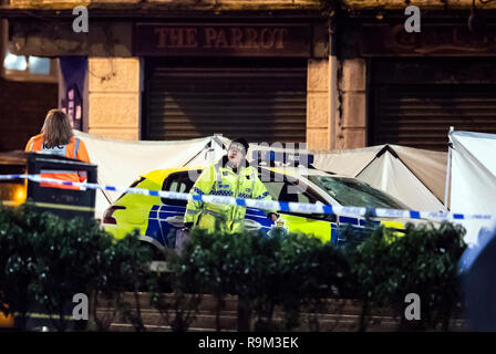 Un écran entoure un véhicule de police avec un pare-brise fracassé lors d'un accident sur la route près de l'Ecosse Wallasey tunnel à Liverpool où un homme est mort après avoir été frappé par une voiture de police dans la nuit de Noël. Banque D'Images