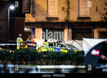 Un écran entoure un véhicule de police avec un pare-brise fracassé lors d'un accident sur la route près de l'Ecosse Wallasey tunnel à Liverpool où un homme est mort après avoir été frappé par une voiture de police dans la nuit de Noël. Banque D'Images