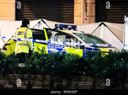 Un écran entoure un véhicule de police avec un pare-brise fracassé lors d'un accident sur la route près de l'Ecosse Wallasey tunnel à Liverpool où un homme est mort après avoir été frappé par une voiture de police dans la nuit de Noël. Banque D'Images