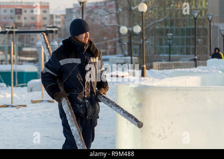 Portrait d'un travailleur engagé à organiser une ville de glace Banque D'Images