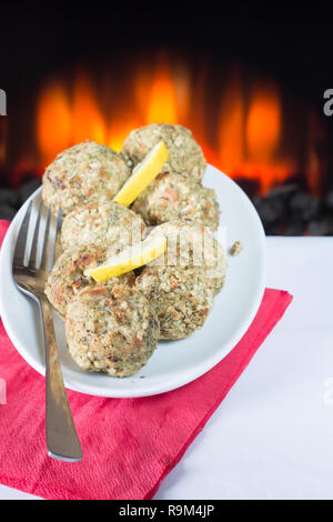 Sage et traditionnelle farce oignon boules sur une assiette prête pour le dîner de Noël. Banque D'Images