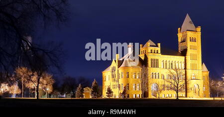 Vue de nuit sur le célèbre château de Westminster, également connu localement sous le nom de 'The Big Red Castle' ou 'la colonne de feu' à Westminster, Colorado Banque D'Images