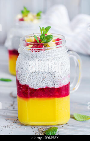 Semences Chia pudding en pot avec Mango. Petit déjeuner sain. Healthy dessert sucré. Banque D'Images