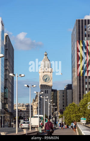 Tour de l'horloge de la Gare de Lyon à Paris Banque D'Images