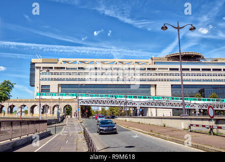 Pont de Bercy et le ministère de l'Economie et des finances - Paris Banque D'Images