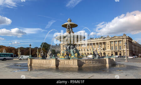 Fontaine sur la Place de la Concorde - Paris, France Banque D'Images