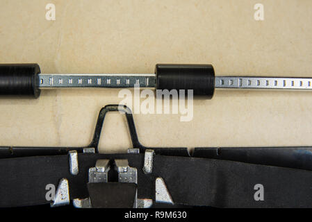 Vieille machine à écrire avec du papier jaune blanc Banque D'Images