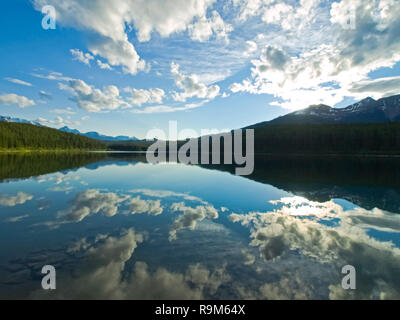 Lac dans les montagnes du Canada, la nature vierge. Paysage canadien. Banque D'Images