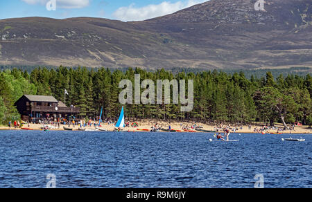Le Loch Morlich et dans Glenmore Cairngorms Parc National de Cairngorms Highland Ecosse avec la plage est pleine de visiteurs et bateaux Banque D'Images