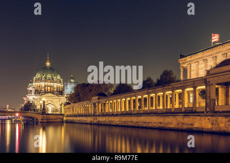 Berlin la nuit. La Cathédrale de Berlin et le Friedrich's Bridge avec l'éclairage et les reflets dans la rivière Spree. Allumé en arcade de la galerie Banque D'Images