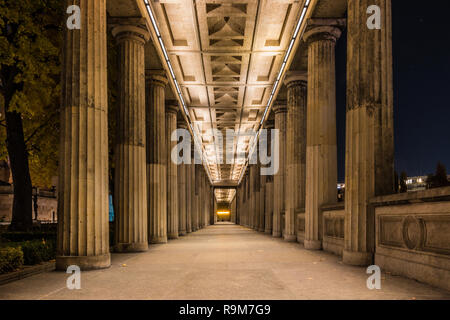 Arcade de la Galerie nationale de nuit. Bâtiment néoclassique dans le centre historique de Berlin. Puits de lumière artificielle éclaire la colonnade. Banque D'Images