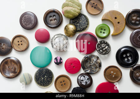 Beaucoup de boutons colorés sur la table en bois blanc, Close up Banque D'Images